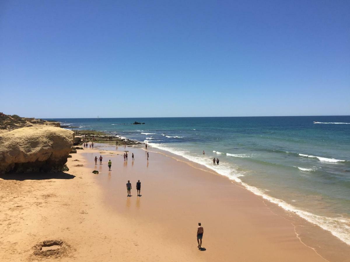 Os Apartamentos A Ramos Na Praia Da Gale Estao Inserido Em Condominio Com Piscina, Fica Apenas A 350 Metros Da Praia Da Gale - Apartamentos Com Ar Condicionado Tanto Nos Quartos Como Na Sala, Smart Tv Com Prime Video E Cozinha Completa Αλμπουφέιρα Εξωτερικό φωτογραφία